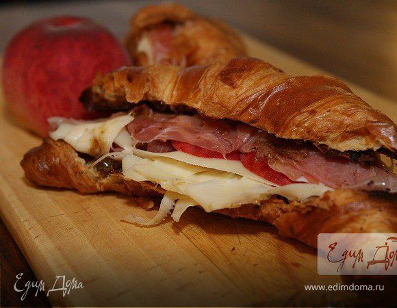 Круассаны с сыром, персиком и пармской ветчиной