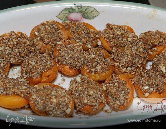 Абрикосы, запеченные с миндалем