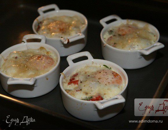 Яйца с помидорами и травами