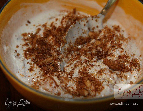 Мюсли в йогурте с инжиром, курагой и миндалем