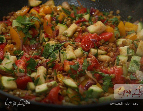 Теплый салат из чечевицы, кабачка и сладкого перца