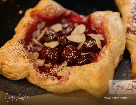 Плюшечки из слоеного теста с вишней и миндалем