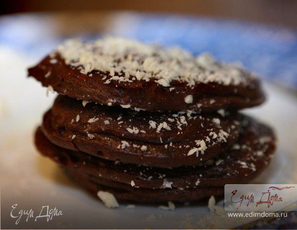 Шоколадные оладушки со взбитыми сливками