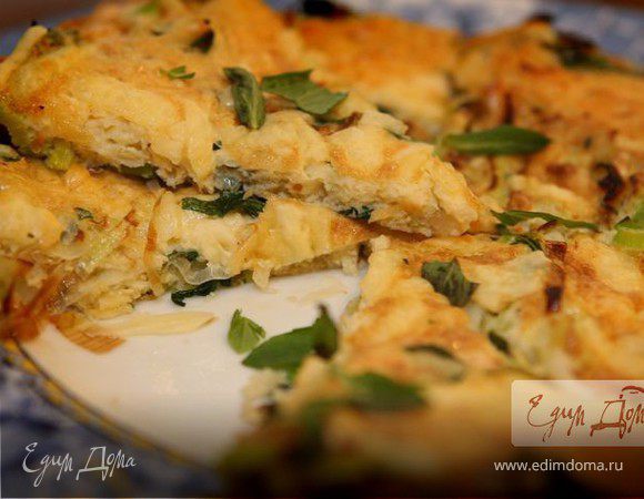 Фриттата с луком-пореем, сыром и травами