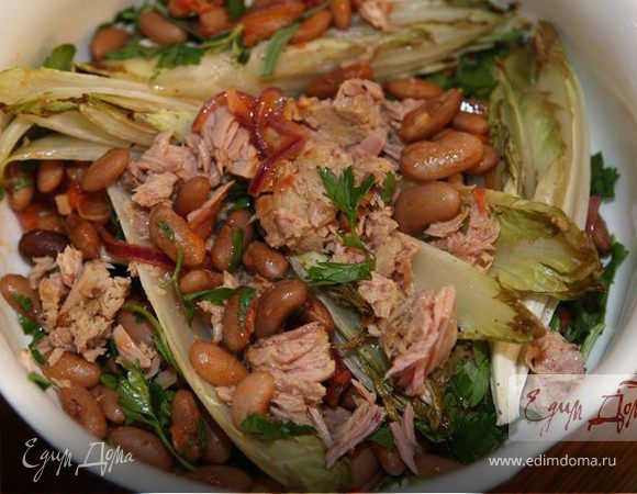 Салат из красной фасоли с тунцом и цикорием
