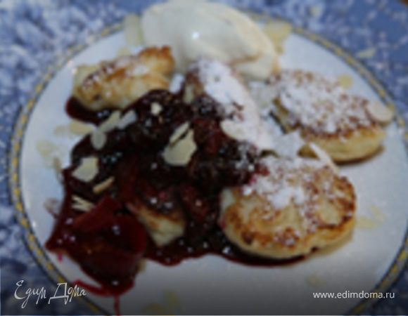 Картофельные ромбики с манкой под вишневым соусом