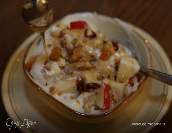 Гранола с йогуртом, ягодами и кленовым сиропом