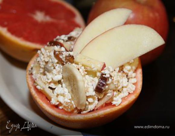 Творожный завтрак с яблоком, бананом и сухофруктами