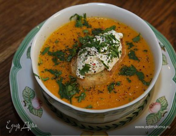 Морковный суп-пюре с гренками и кинзой