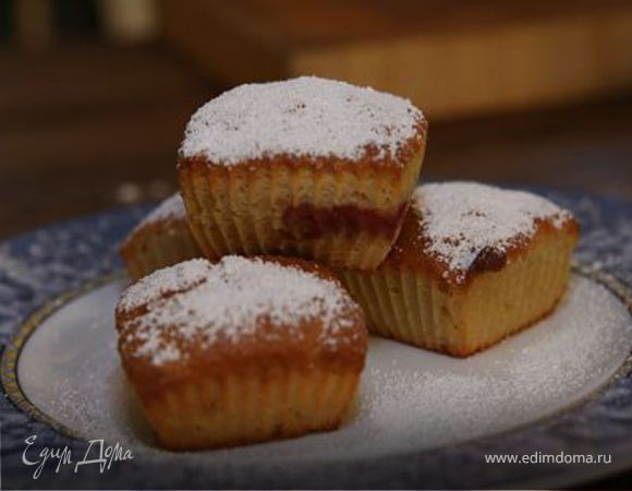 Маффины с хурмой и клубникой