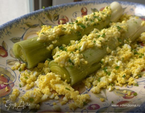 Запеченный порей с яйцами и шнитт-луком 