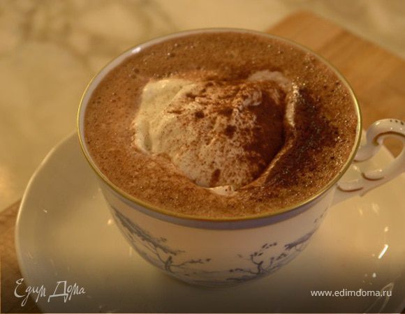 Горячий шоколад со взбитыми сливками 