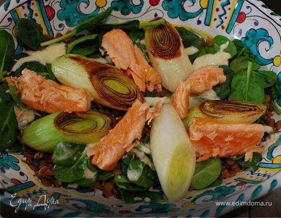 Семга с чечевицей, шпинатом и луком-пореем 