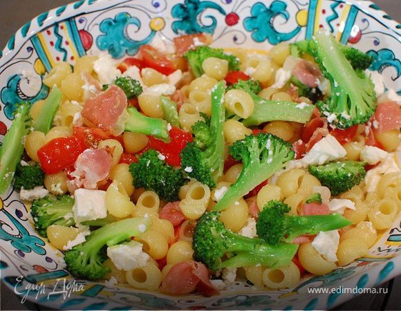 Салат из макарон с брокколи, фетой и беконом 