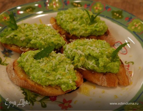 Кростини с зеленым горошком и мятой 