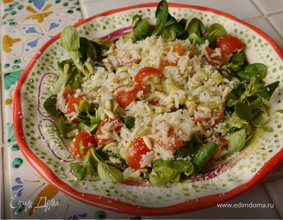 Салат с рисом, сельдереем и кедровыми орешками 