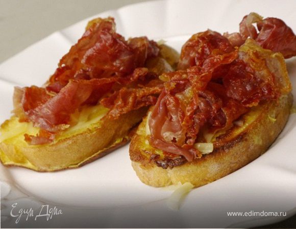 Французские гренки с прошутто и салатом из руколы 