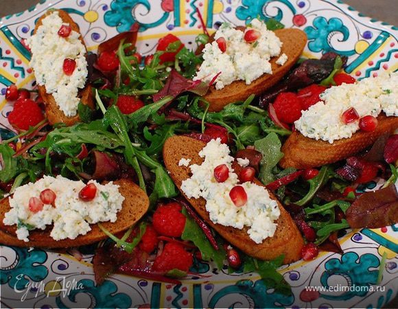 Салат с малиной и гренками с творожной начинкой 