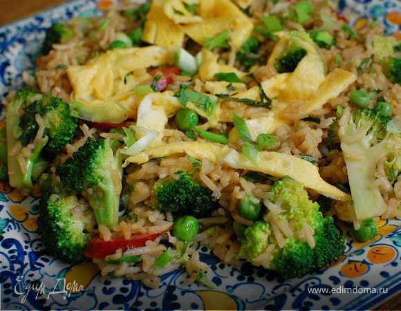 Жареный рис с брокколи, копчеными колбасками и омлетом