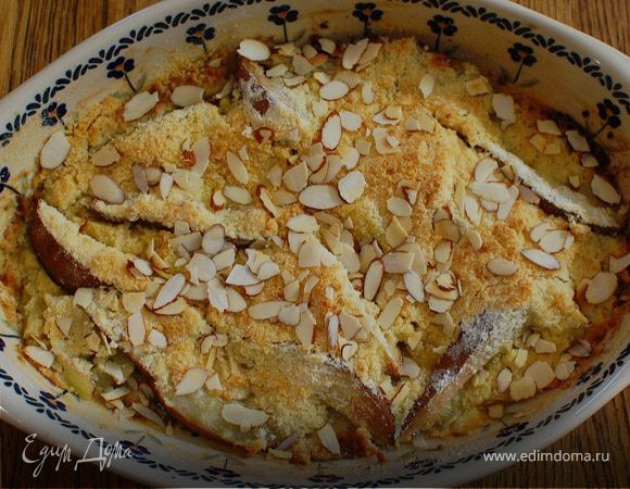 Крамбл с ревенем, грушей и марципаном 