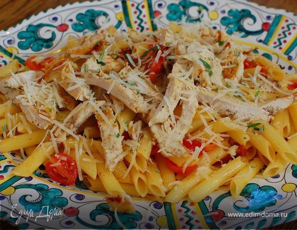 Теплый салат с курицей, макаронами и сладким перцем 