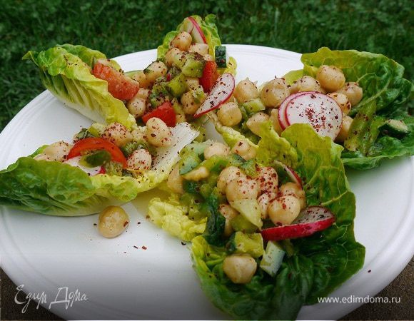 Ароматные лодочки с салатом из нута и свежих овощей 