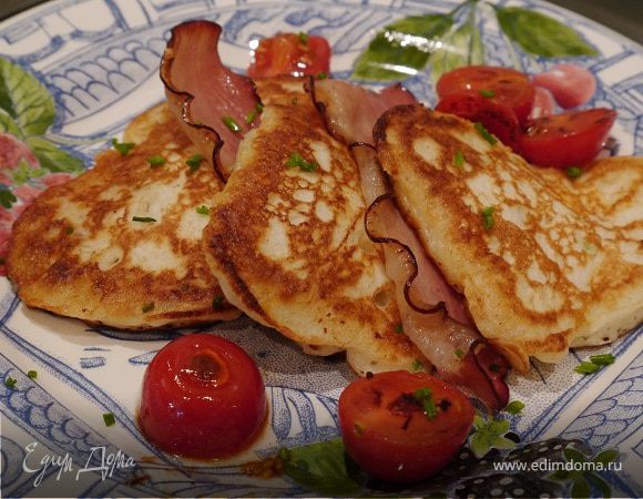 Сырные оладьи с беконом и помидорами 
