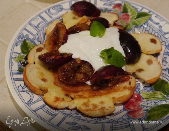 Карамелизированные сливы с йогуртом на бриоши 