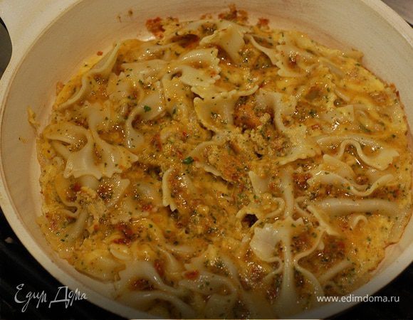 Фриттата с пастой и красным песто 