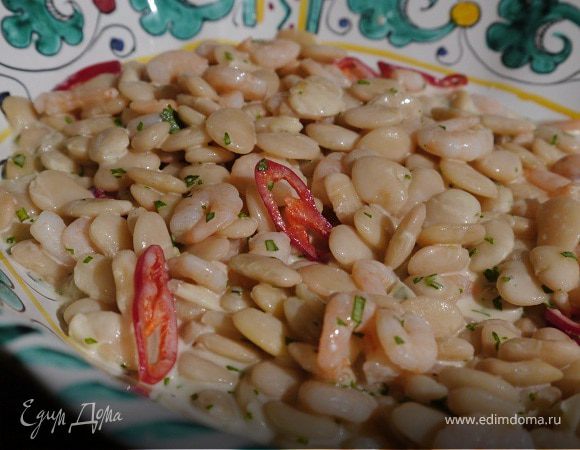 Острый салат из фасоли с креветками