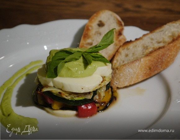 Овощные башенки с моцареллой и соусом из авокадо 