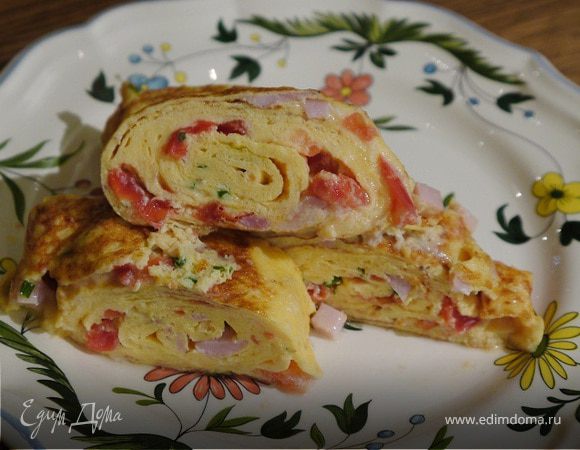 Рулет из омлета с ветчиной и сыром 