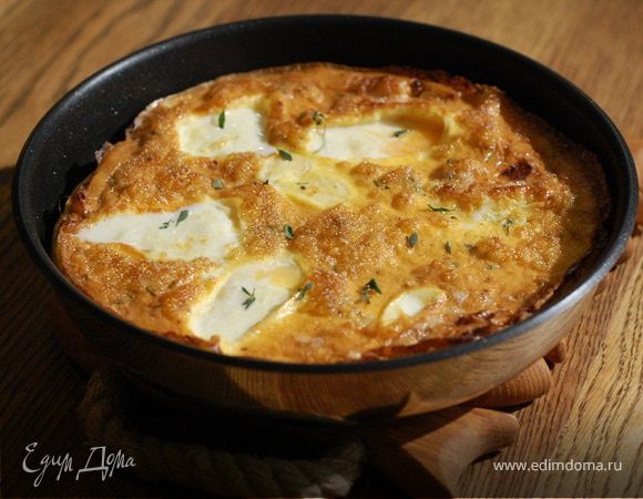 Омлет с карамелизированным шалотом, моцареллой и тимьяном 