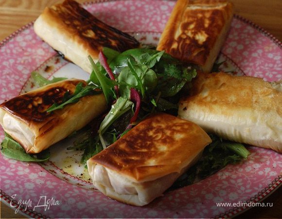 Хрустящие конвертики с фетой, ветчиной и финиками 