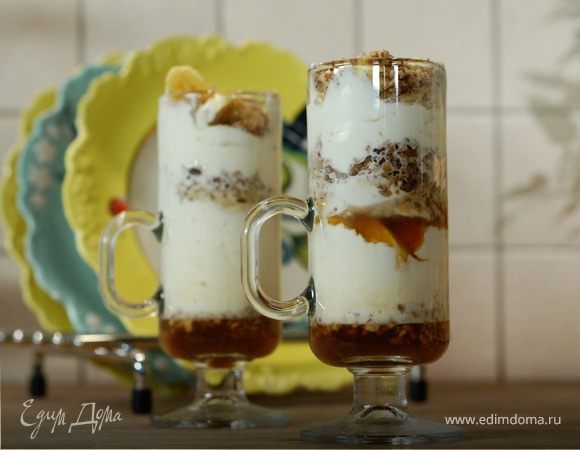 Кофейный десерт со взбитыми сливками и орехами пекан 