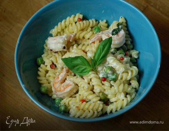 Паста с креветками, зеленым горошком и базиликом 