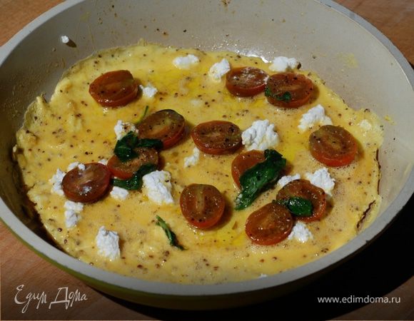 Омлет с козьим сыром, помидорами и базиликом 