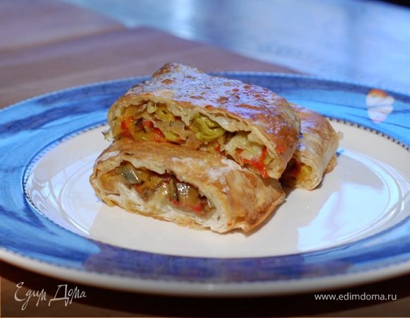 Штрудель с запеченным красным перцем и луком пореем 