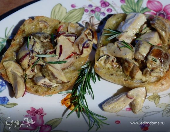 Брускетта с белыми грибами, чили и розмарином 