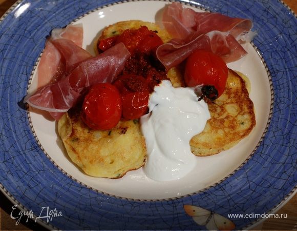 Кукурузные оладушки с запеченными помидорами и ветчиной 