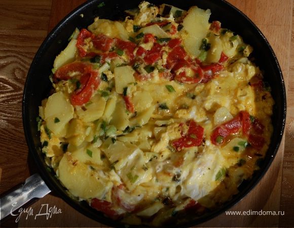 Фриттата с картофелем, сладким перцем и зеленым луком 