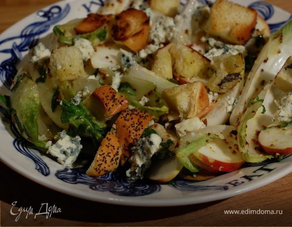 Салат из цикория с яблоком, крутонами и голубым сыром 