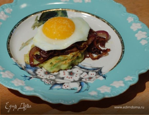 Оладушки из цукини с яйцами и карамелизированным луком 