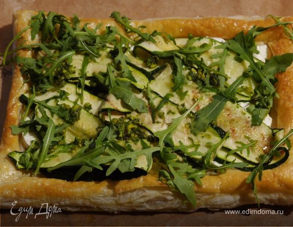 Открытый пирог с цукини и козьим сыром 