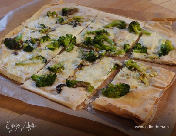 Тарт с брокколи, луком-пореем и сыром 