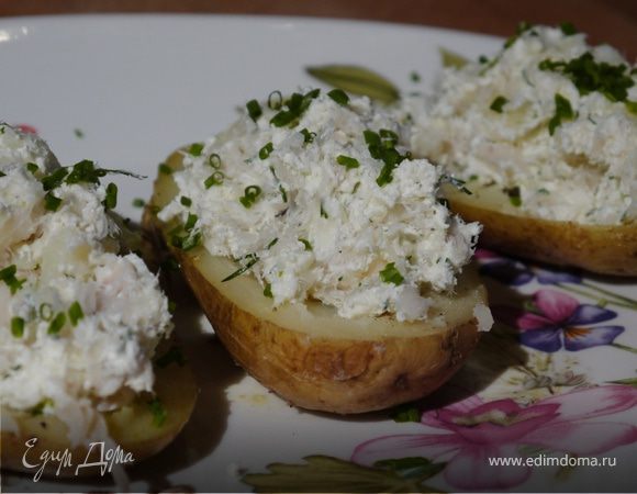 Картофель, начиненный творогом и копченой рыбой 