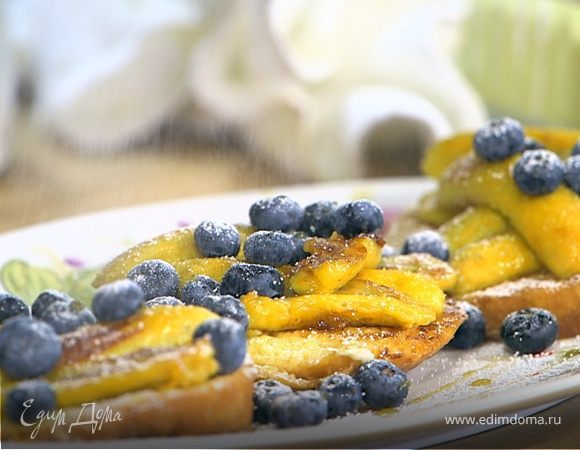 Ягоды и бананы на бриоши с кленовым сиропом 
