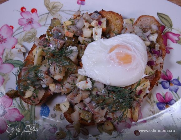 Бутерброды с сельдью, яблоком и яйцом пашот 