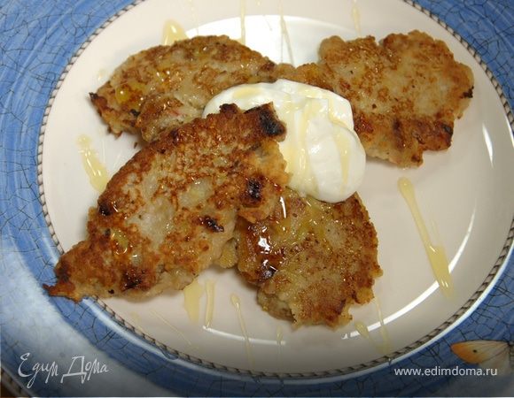 Яблочные оладушки с грецкими орехами и изюмом 