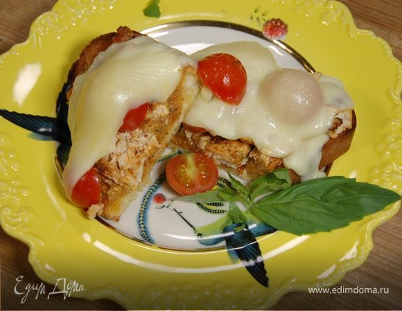 Бутерброды с курицей, моцареллой и красным песто 